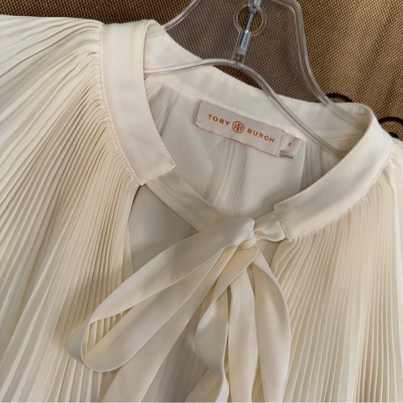 Tory Burch Meryl Ivory Pleated Chiffon Blouse Size 4
Excellente Condition - Picture 8 of 14